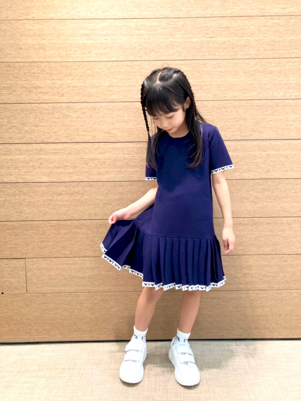 「秋コーデ、こどもコーデ、きれいめカジュアル、ファッションを楽しもう、キッズ」｜「EMPORIO ARMANIのアイテム（ジャケット/アウター、グレー系）」を使った、EAJr名古屋タカシマヤさん（キッズ・130cm）の秋コーディネートの2枚目の写真