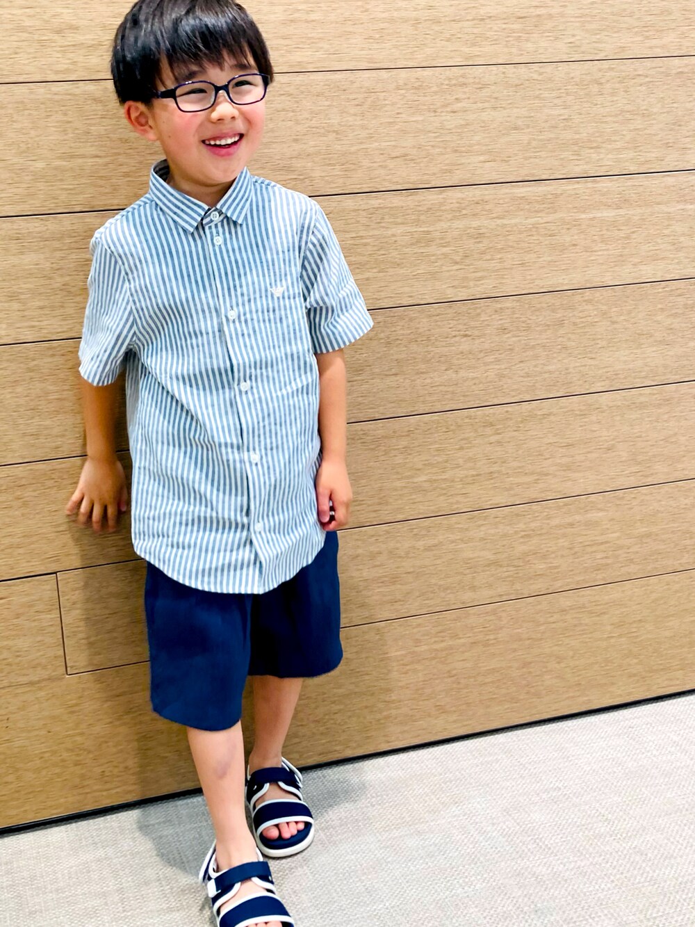 「シンプルコーデ、男の子コーデ、きれいめカジュアル、EMPORIO ARMANI、GIORGIO ARMANI、armaniexchange」｜「EMPORIO ARMANIのアイテム（シャツ/ブラウス、グレー系）」を使った、EAJr名古屋タカシマヤさん（キッズ・125cm）の春コーディネートの2枚目の写真