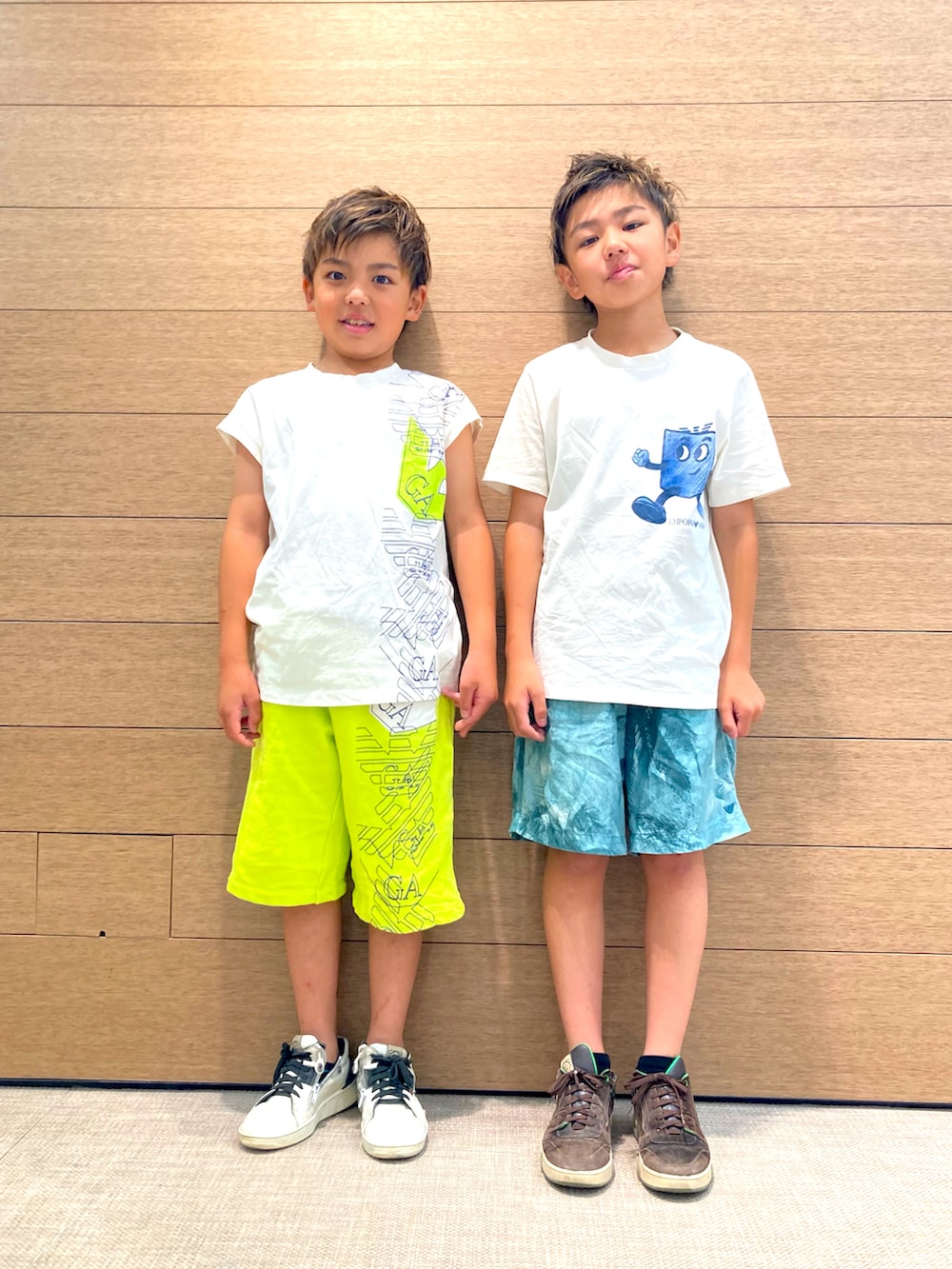 ホワイト系のTシャツ/カットソー、イエロー系のスウェットパンツ、ホワイト系のTシャツ/カットソーを着用したキッズの春コーディネートの3枚目の写真