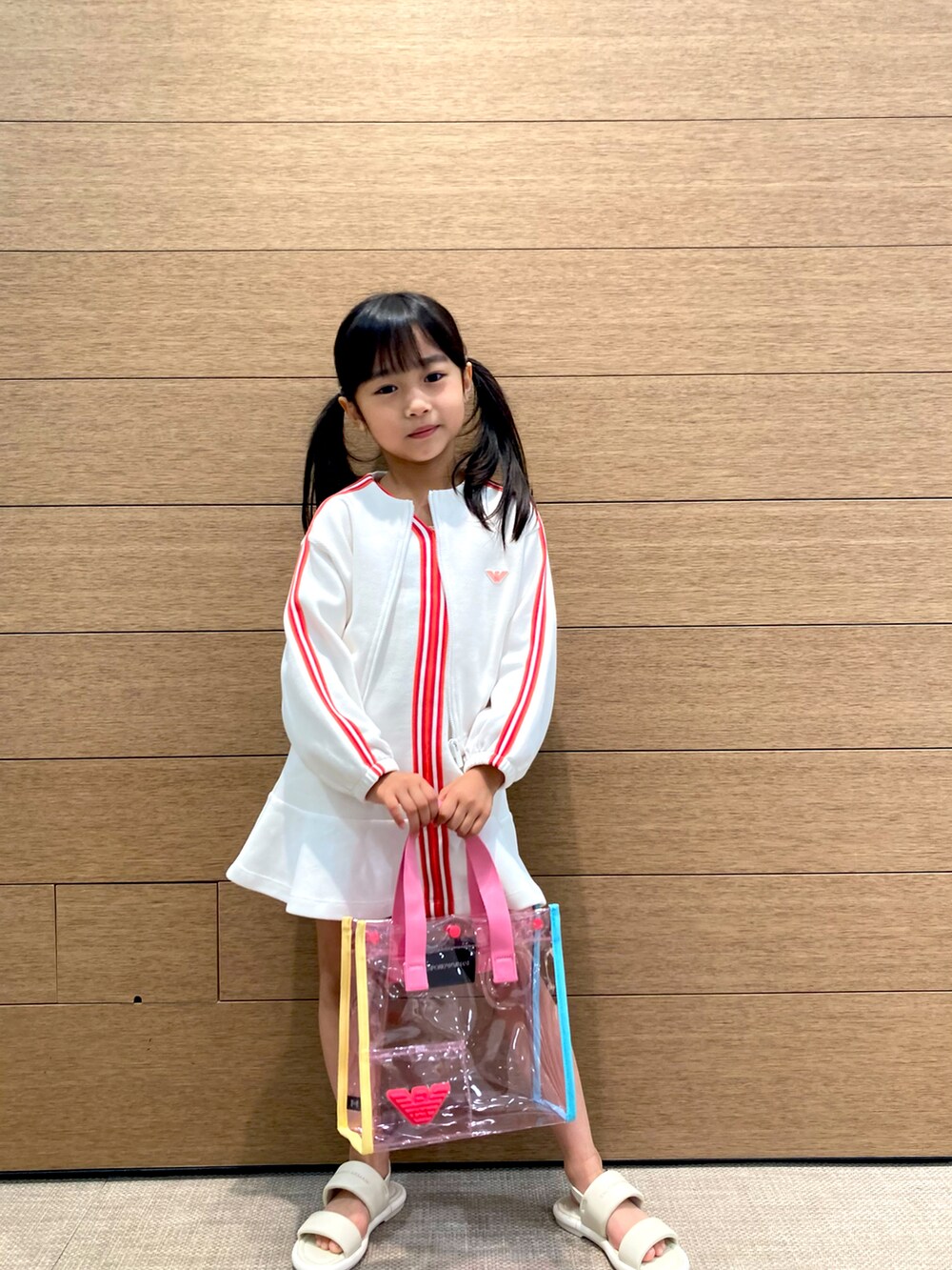ホワイト系のサンダル、ホワイト系のジャケット/アウター、ホワイト系のワンピースを着用したキッズの春コーディネートの5枚目の写真