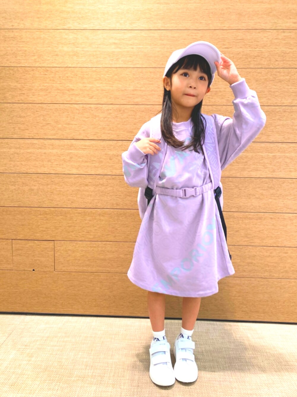 「秋コーデ、カジュアルコーデ、女の子、キッズコーデ、お出かけコーデ、キャップ」｜「EMPORIO ARMANIのアイテム（スニーカー、ホワイト系）」を使った、EAJr名古屋タカシマヤさん（キッズ・130cm）の秋コーディネートの2枚目の写真