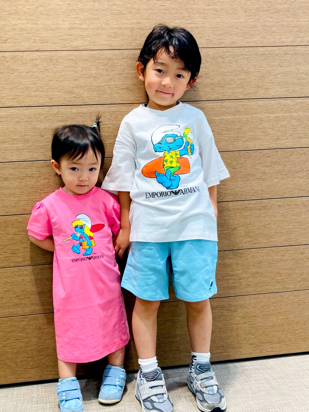 ホワイト系のTシャツ/カットソー、ブルー系のスウェットパンツ、ピンク系のワンピースを着用したキッズの春コーディネートの3枚目の写真