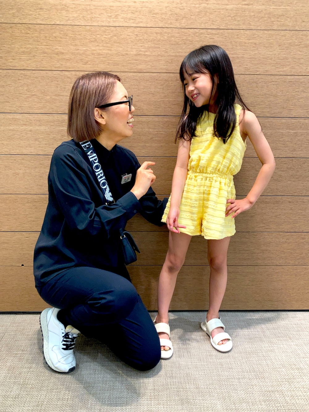 ホワイト系のサンダル、イエロー系のオールインワン・サロペットを着用したキッズの春コーディネートの5枚目の写真