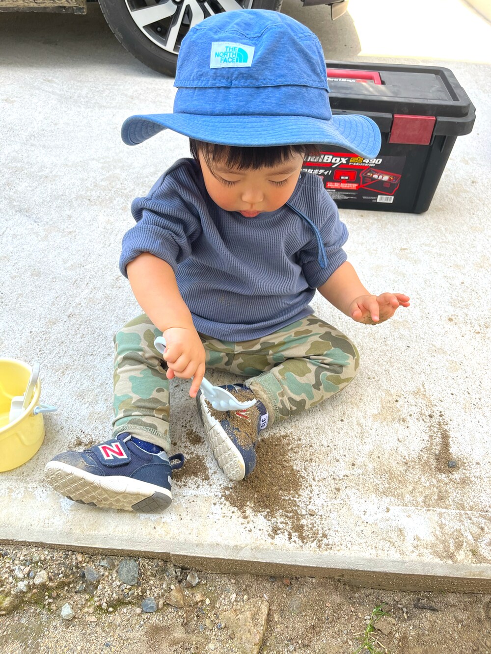 ブルー系のTシャツ/カットソー、その他のその他パンツ、ブルー系のスニーカーを着用したキッズの春コーディネートの2枚目の写真