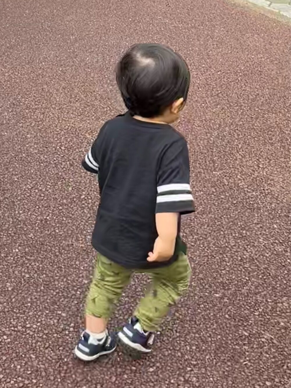 ブラック系のTシャツ/カットソー、その他のパンツ、ブルー系のスニーカーを着用したキッズの春コーディネートの2枚目の写真