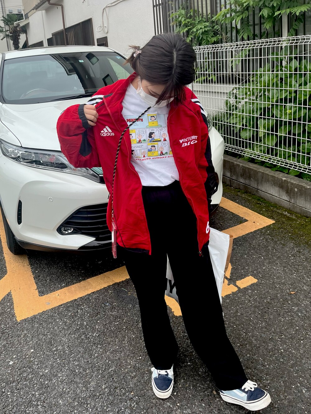 ブルー系のスニーカー、ホワイト系のTシャツ/カットソー、レッド系のナイロンジャケットを着用したレディースの春コーディネートの2枚目の写真