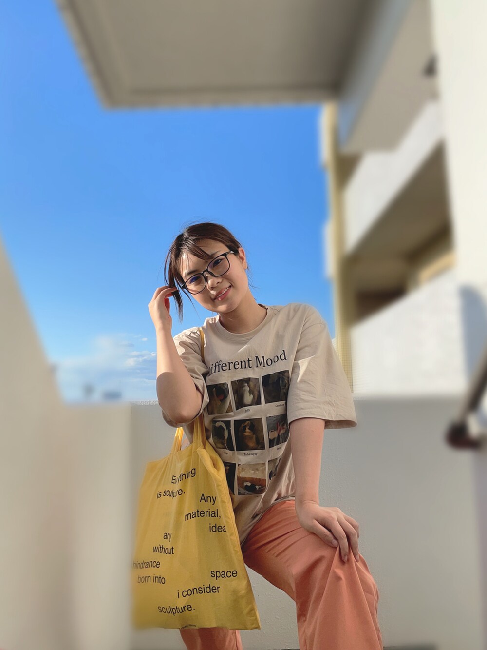 オレンジ系のその他パンツ、ベージュ系のTシャツ/カットソーを着用したレディースの夏コーディネートの2枚目の写真