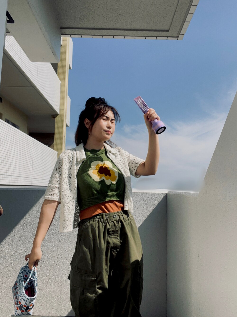 グリーン系のカーゴパンツ、ホワイト系のシャツ/ブラウス、その他のニット/セーターを着用したレディースの夏コーディネートの2枚目の写真