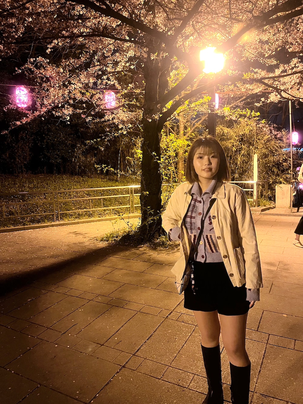 ブラック系のその他パンツ、ブルー系のニット/セーター、ブラック系のブーツを着用したレディースの春コーディネートの2枚目の写真