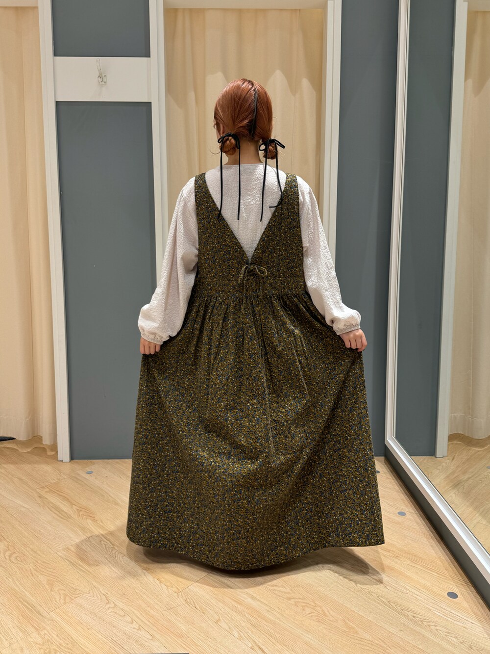 ホワイト系のシャツ/ブラウス、イエロー系のワンピース、ブラック系のハンドバッグを着用したレディースの秋コーディネートの4枚目の写真