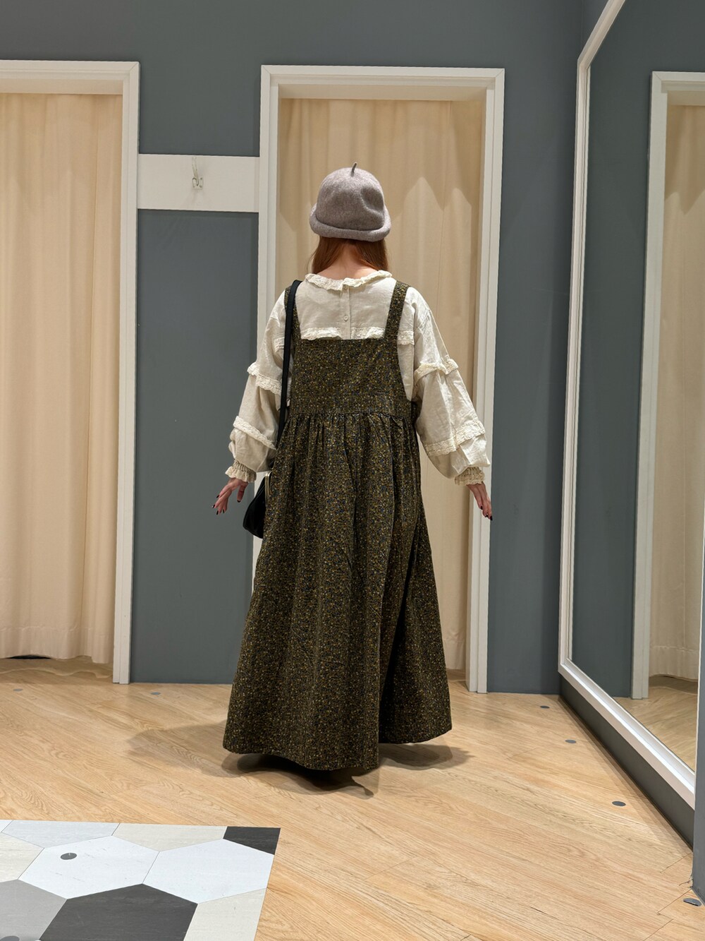 ホワイト系のシャツ/ブラウス、イエロー系のワンピース、ブラック系のハンドバッグを着用したレディースの秋コーディネートの2枚目の写真