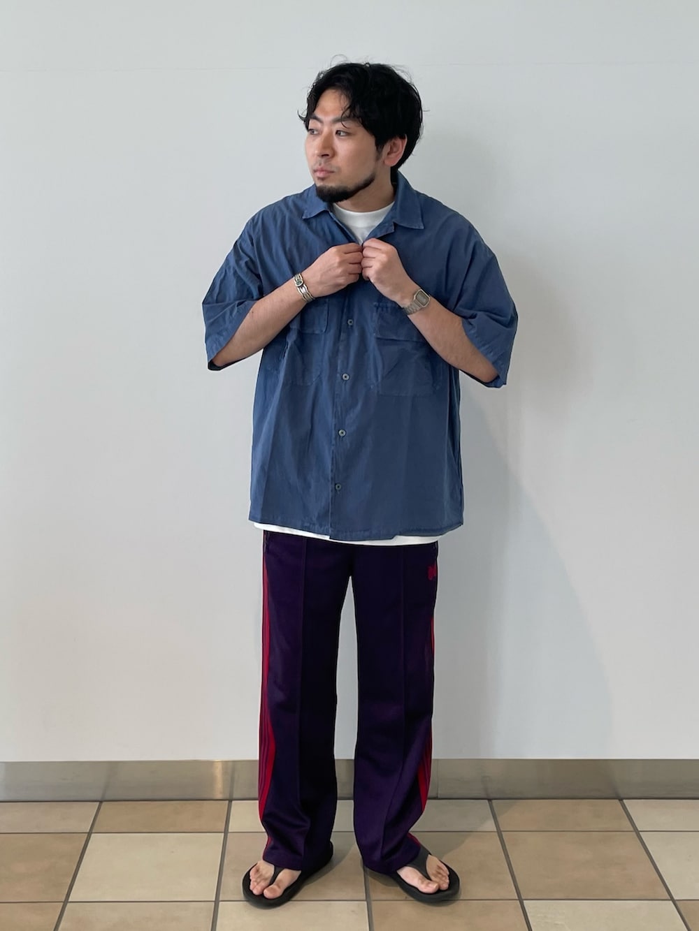 「サンダル、半袖シャツ、半袖シャツコーデ、ウーフォス、古着MIX、プリントT、お出かけコーデ、ラフコーデ、リラックススタイル」｜「GLOSTERの【GLOSTER/グロスター】コットンピグメントショーツスリーブシャツ オーバーシャツ（シャツ/ブラウス、ブルー系）」を使った、shouen392さん（メンズ・166cm）の夏コーディネートの2枚目の写真
