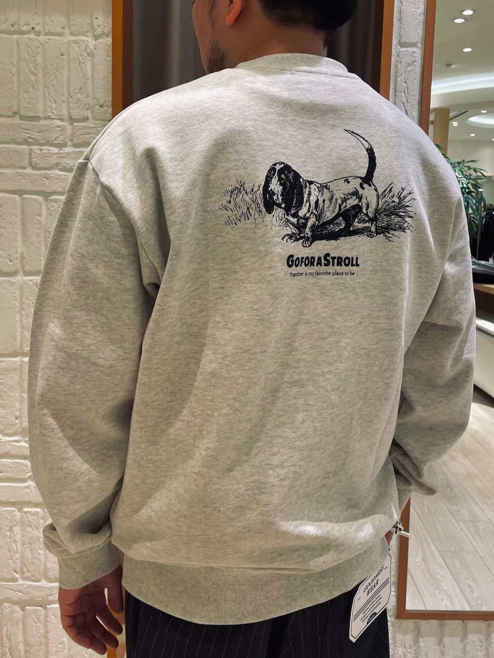 「シンプルコーデ、スウェット、服好きな人と繋がりたい、ワイドパンツ、トレーナー、モノトーン、ストリート、おでかけコーデ、大人コーデ、大人カジュアル、古着コーデ」｜「GLOSTERの【GLOSTER/グロスター】Dogプリント クルーネックスウェット 裏毛 バックプリント（スウェット、ベージュ系）」を使った、shouen392さん（メンズ・166cm）の冬コーディネートの4枚目の写真