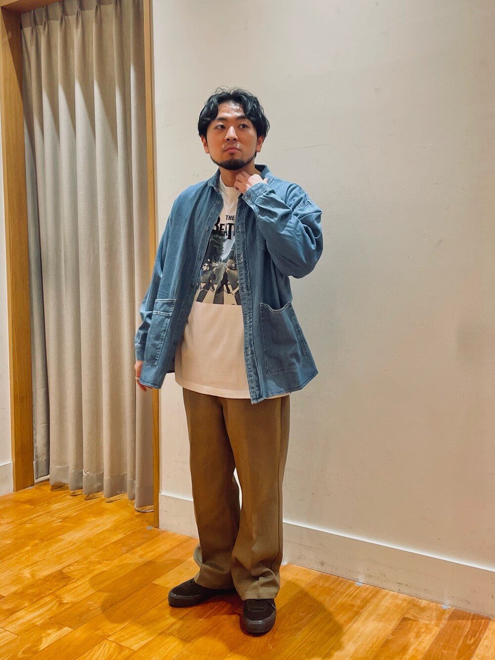 「秋コーデ、休日スタイル、メンズファッション、シンプルスタイル、レイヤードスタイル、大人コーデ、低身長、デニムジャケット、デニム、バンドT、フレアパンツ」｜「GOOD ROCK SPEEDの【GOOD ROCK SPEED/グッドロックスピード】別注ロンT バンド バンT（Tシャツ/カットソー、ホワイト系）」を使った、shouen392さん（メンズ・166cm）の秋コーディネートの2枚目の写真