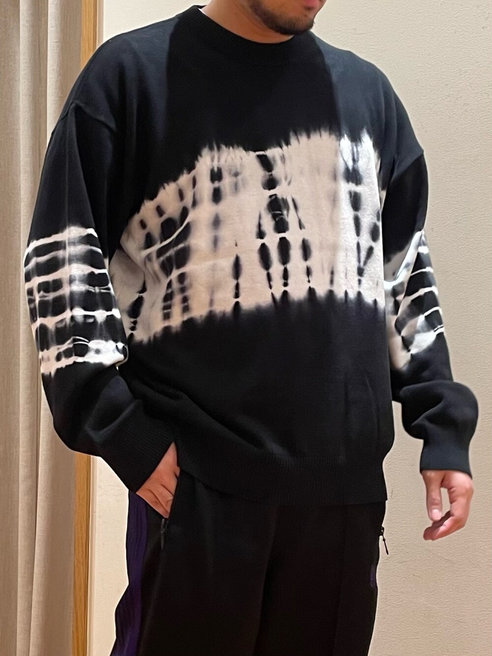 「ブラック、ブラックコーデ、モード、トラックパンツ、古着MIX、春コーデ、春、春夏コーデ、ニット、サマーニット」｜「GLOSTERの【GLOSTER/グロスター】12GGコットンニット タイダイ染め クルーネックプルオーバー（ニット/セーター、ブラック系）」を使った、shouen392さん（メンズ・166cm）の冬コーディネートの2枚目の写真