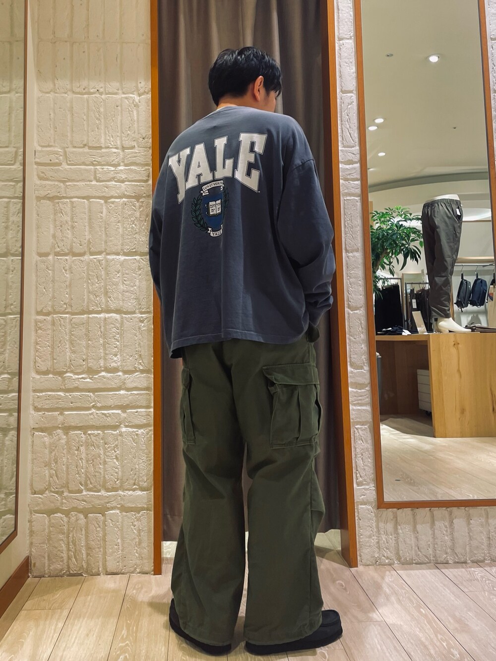 「秋服準備はじめました、今日のコーデ、リラックススタイル、Tシャツ、メンズファッション、ラフ、カーゴパンツ、ビッグT、秋冬コーデ、プリントT、ロンT」｜「GOOD ROCK SPEEDの【GOOD ROCK SPEED/グッドロックスピード】別注 カレッジロゴ ロンT（Tシャツ/カットソー、ブルー系）」を使った、shouen392さん（メンズ・166cm）の夏コーディネートの2枚目の写真