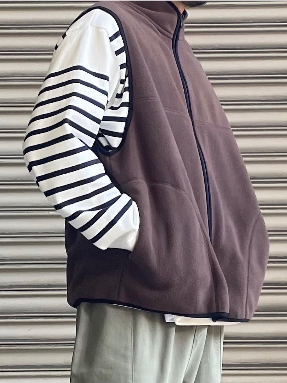 「秋服準備はじめました、今日のコーデ、リラックススタイル、メンズファッション、ラフ、カーゴパンツ、フリース、フリースベスト、ベスト、秋冬コーデ、ボーダー、ボーダートップス」｜「GLOSTERの【GLOSTER/グロスター】フリース配色ベスト ジップアップ（ベスト、ブラウン系）」を使った、shouen392さん（メンズ・166cm）の夏コーディネートの2枚目の写真