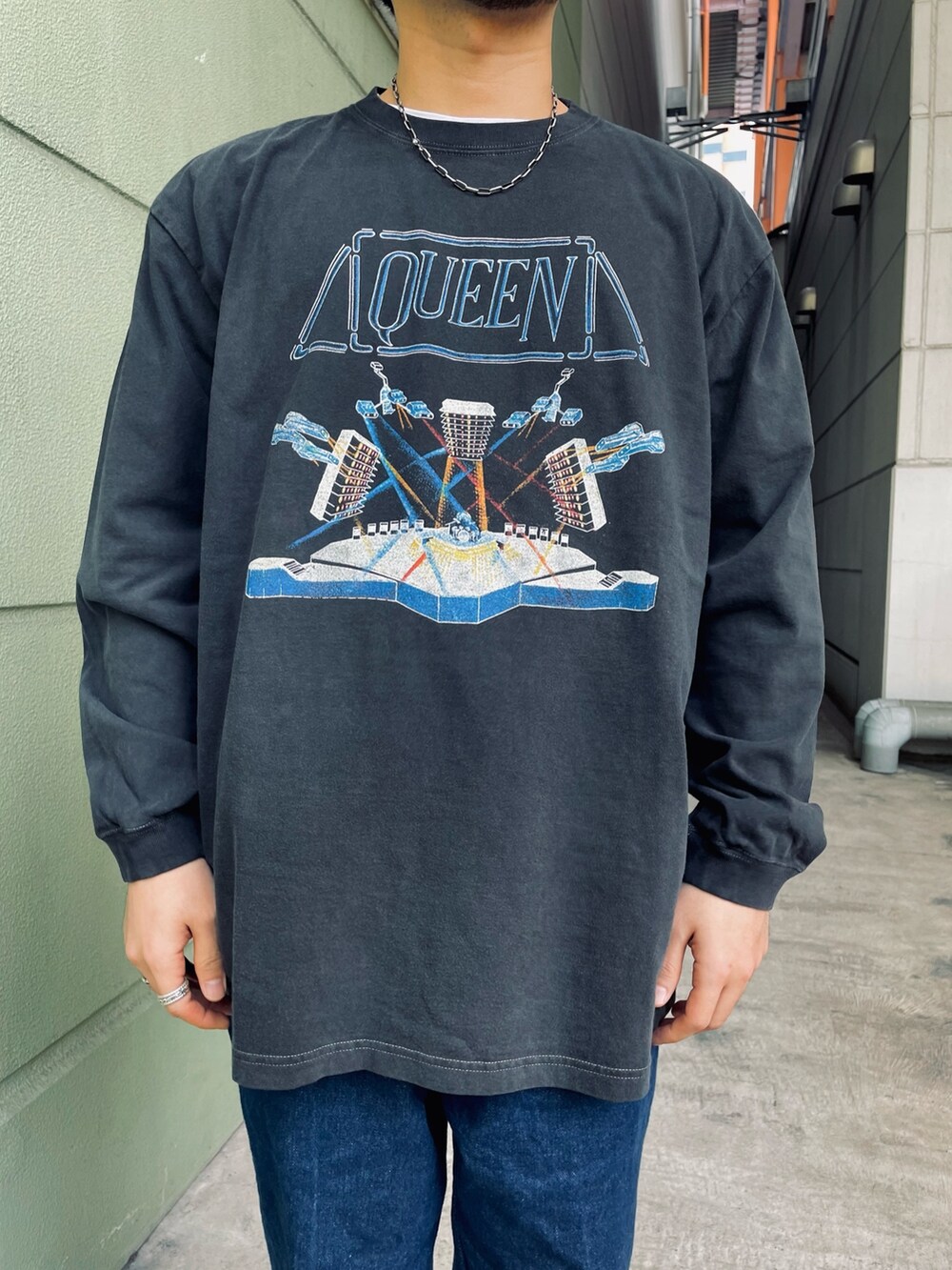 ブルー系のシャツ/ブラウス、ブラック系のTシャツ/カットソーを着用したメンズの春コーディネートの4枚目の写真