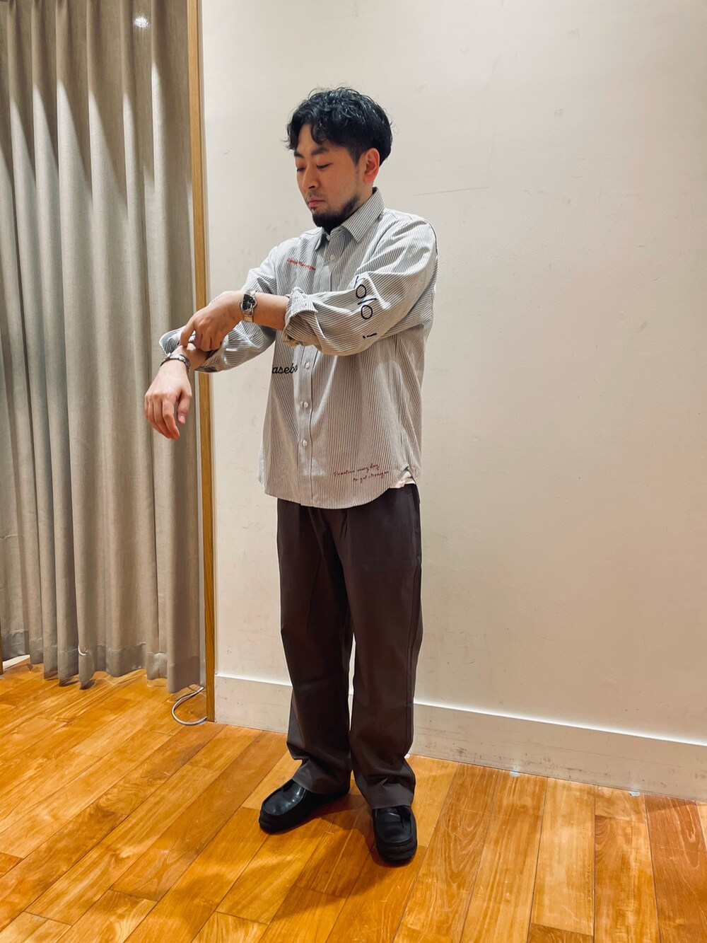 「春めき満開コーデ、ファッションを楽しもう、シンプルコーデ、ストリート、メンズファッション、休日コーデ、白シャツ、シャツスタイル、シャツコーデ、ストライプシャツ」｜「GLOSTERの【GLOSTER】Messageシャツ オックスフォードシャツ レギュラーカラー（無地/ストライプ）（シャツ/ブラウス、ブラック系）」を使った、shouen392さん（メンズ・166cm）の春コーディネートの2枚目の写真