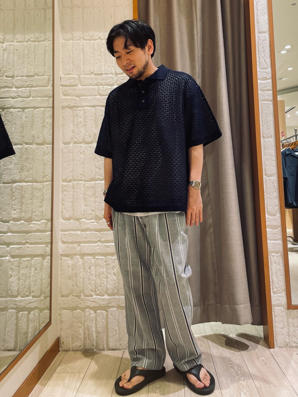 ブルー系のポロシャツ、グレー系のその他パンツを着用したメンズの夏コーディネートの2枚目の写真