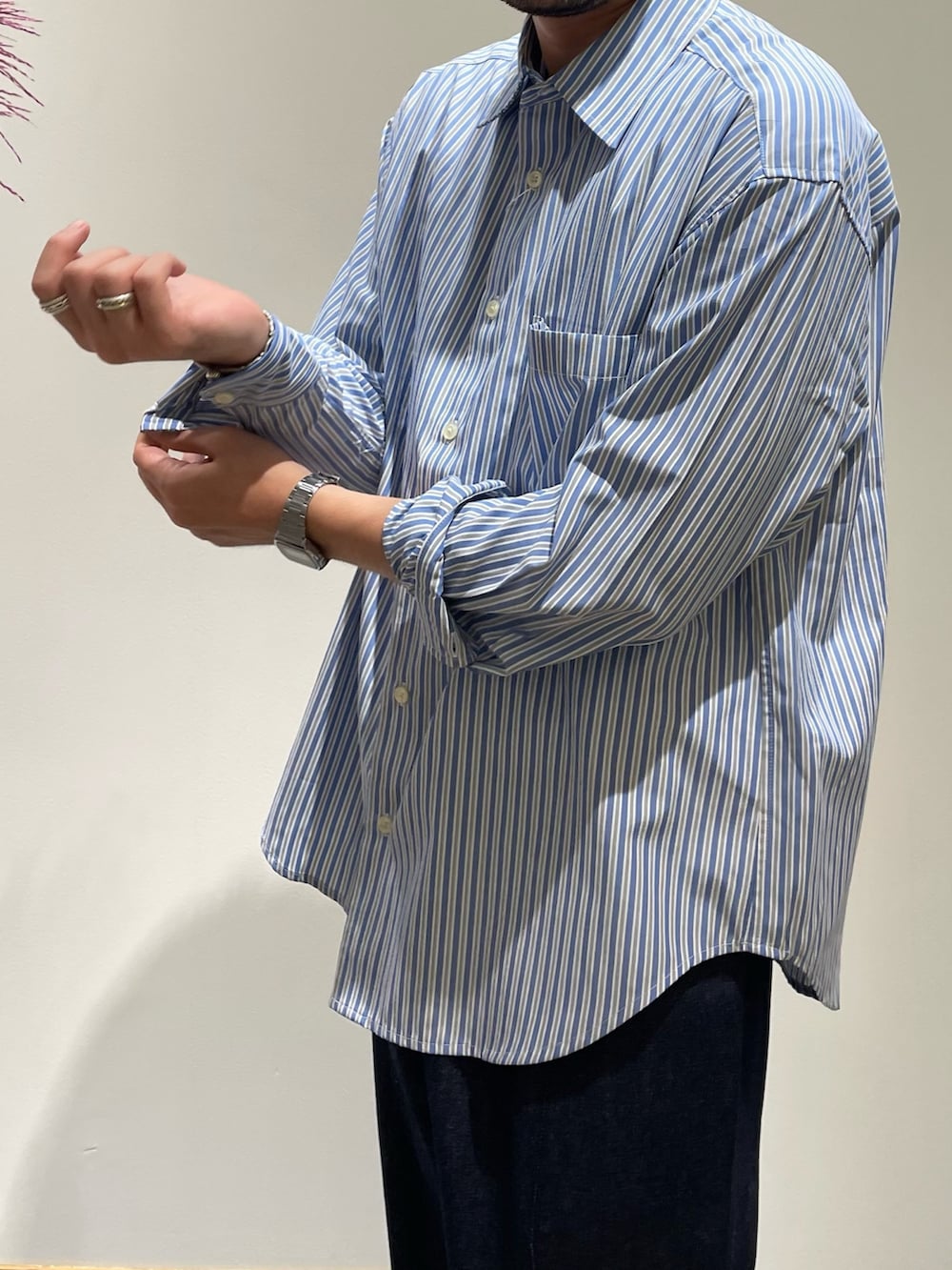「秋服準備はじめました、休日スタイル、ブルゾン、メンズファッション、カーゴパンツ、ストライプシャツ、デニム、デニムパンツ、アウター、秋冬コーデ、シャツスタイル」｜「GLOSTERの【GLOSTER/グロスター】レギュラーカラー ストライプオーバーシャツ（シャツ/ブラウス、ブルー系）」を使った、shouen392さん（メンズ・166cm）の夏コーディネートの3枚目の写真