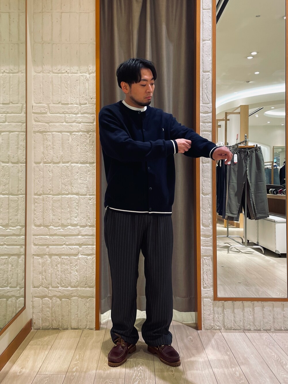 「シンプルコーデ、ニット、レイヤードスタイル、春色、低身長コーデ、休日スタイル、今日のコーデ、メンズコーデ、きれいめカジュアル、カーディガン」｜「GLOSTERの【GLOSTER/グロスター】フレンチブルドッグ刺繍 クルーネックカーディガン（カーディガン/ボレロ、ブルー系）」を使った、shouen392さん（メンズ・166cm）の冬コーディネートの2枚目の写真