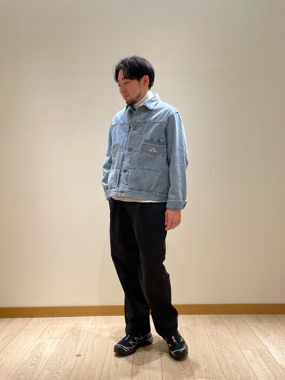 「スニーカー、春アウター、春コーデ、ストリート、服好きな人と繋がりたい、シンプルコーデ、デニム、デニムジャケット、Gジャン、タートルネック、お出かけコーデ」｜「GEVACOの【GEVACO/ゲバコ】10ozデニムジャケット セットアップ（デニムジャケット、ブルー系）」を使った、shouen392さん（メンズ・166cm）の春コーディネートの2枚目の写真