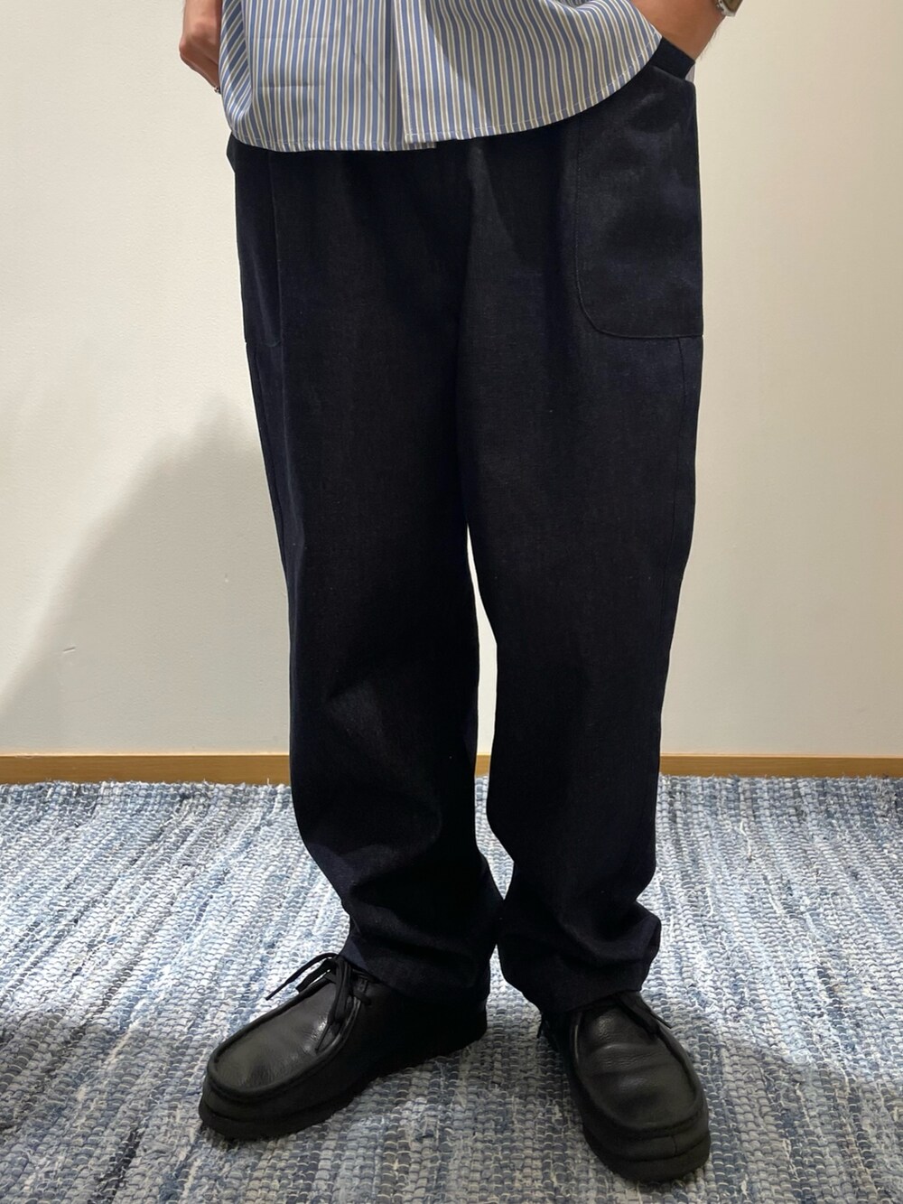 「秋服準備はじめました、休日スタイル、ブルゾン、メンズファッション、カーゴパンツ、ストライプシャツ、デニム、デニムパンツ、アウター、秋冬コーデ、シャツスタイル」｜「GLOSTERの【GLOSTER/グロスター】レギュラーカラー ストライプオーバーシャツ（シャツ/ブラウス、ブルー系）」を使った、shouen392さん（メンズ・166cm）の夏コーディネートの4枚目の写真