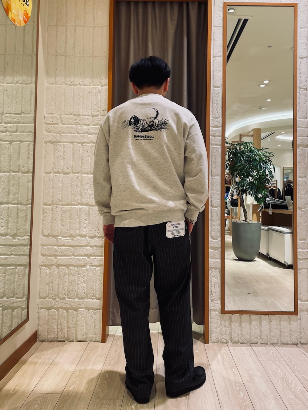 「シンプルコーデ、スウェット、服好きな人と繋がりたい、ワイドパンツ、トレーナー、モノトーン、ストリート、おでかけコーデ、大人コーデ、大人カジュアル、古着コーデ」｜「GLOSTERの【GLOSTER/グロスター】Dogプリント クルーネックスウェット 裏毛 バックプリント（スウェット、ベージュ系）」を使った、shouen392さん（メンズ・166cm）の冬コーディネートの2枚目の写真