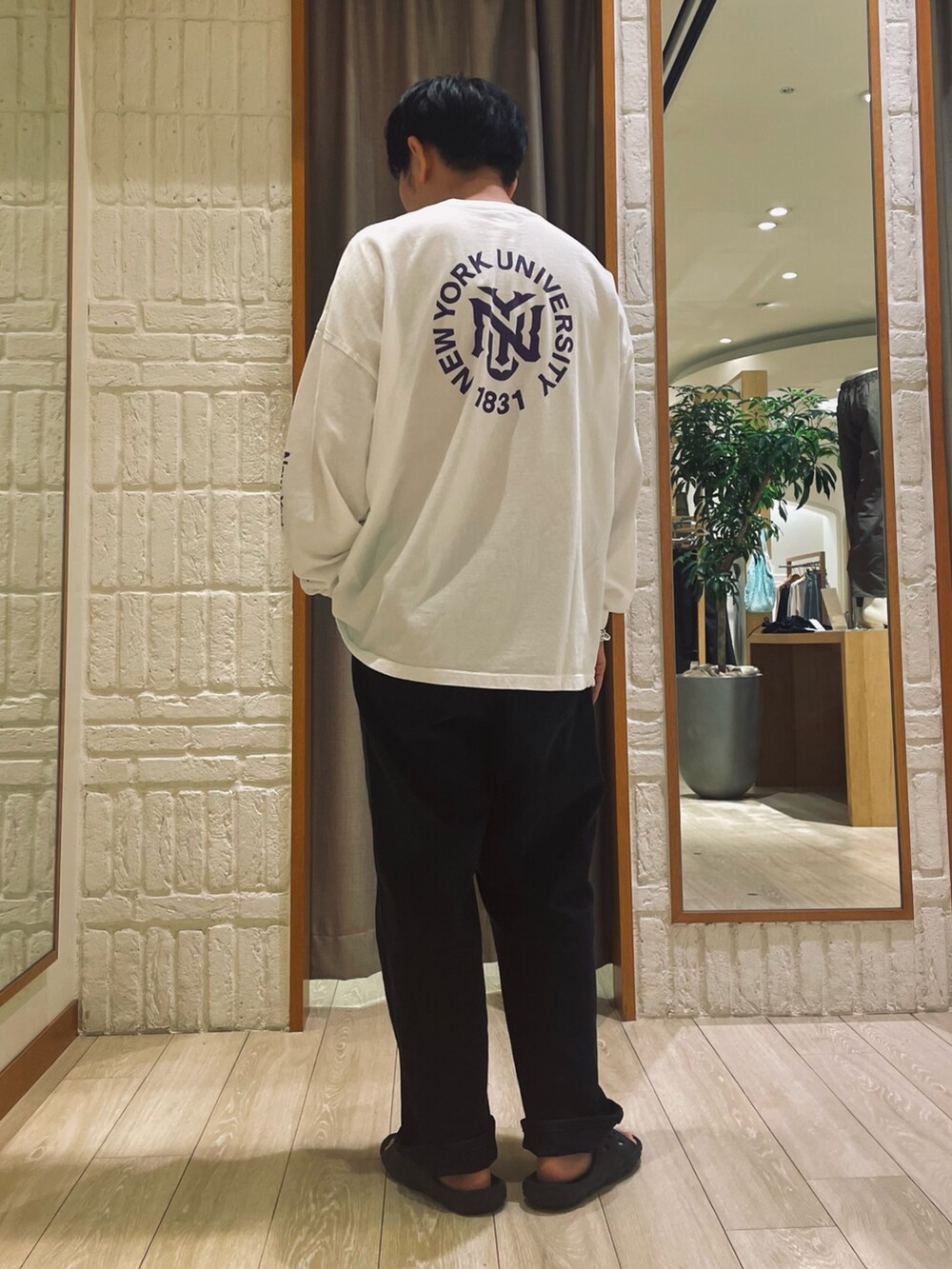 「秋服準備はじめました、今日のコーデ、デニム、リラックススタイル、夏コーデ、Tシャツ、ラフ、サンダルコーデ、メンズファッション、ビッグT、古着MIX、ロンT、ストリート」｜「GOOD ROCK SPEEDの【GOOD ROCK SPEED/グッドロックスピード】別注 カレッジロゴ ロンT（Tシャツ/カットソー、ホワイト系）」を使った、shouen392さん（メンズ・166cm）の夏コーディネートの2枚目の写真