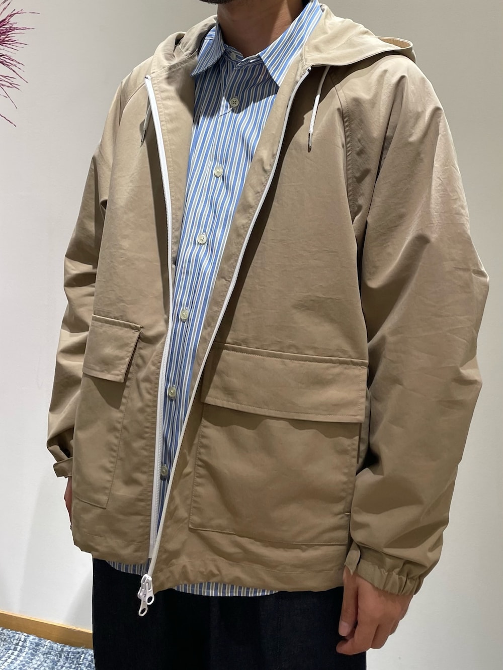 「秋服準備はじめました、休日スタイル、ブルゾン、メンズファッション、カーゴパンツ、ストライプシャツ、デニム、デニムパンツ、アウター、秋冬コーデ、シャツスタイル」｜「GLOSTERの【GLOSTER/グロスター】レギュラーカラー ストライプオーバーシャツ（シャツ/ブラウス、ブルー系）」を使った、shouen392さん（メンズ・166cm）の夏コーディネートの2枚目の写真