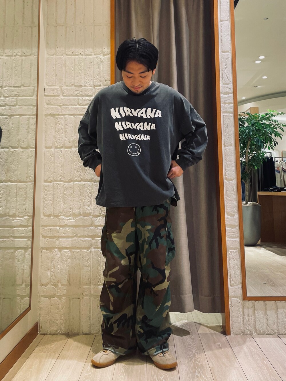 「休日スタイル、古着MIX、デニム、シャツスタイル、シンプルスタイル、ストリートコーデ、オーバーサイズ、秋コーデ、ストリート、アメカジコーデ、バンドT、カーゴパンツ」｜「GEVACOの【GEVACO/ゲバコ】デニムショールカラーワークシャツ カバーオール（シャツ/ブラウス、ブルー系）」を使った、shouen392さん（メンズ・166cm）の秋コーディネートの2枚目の写真