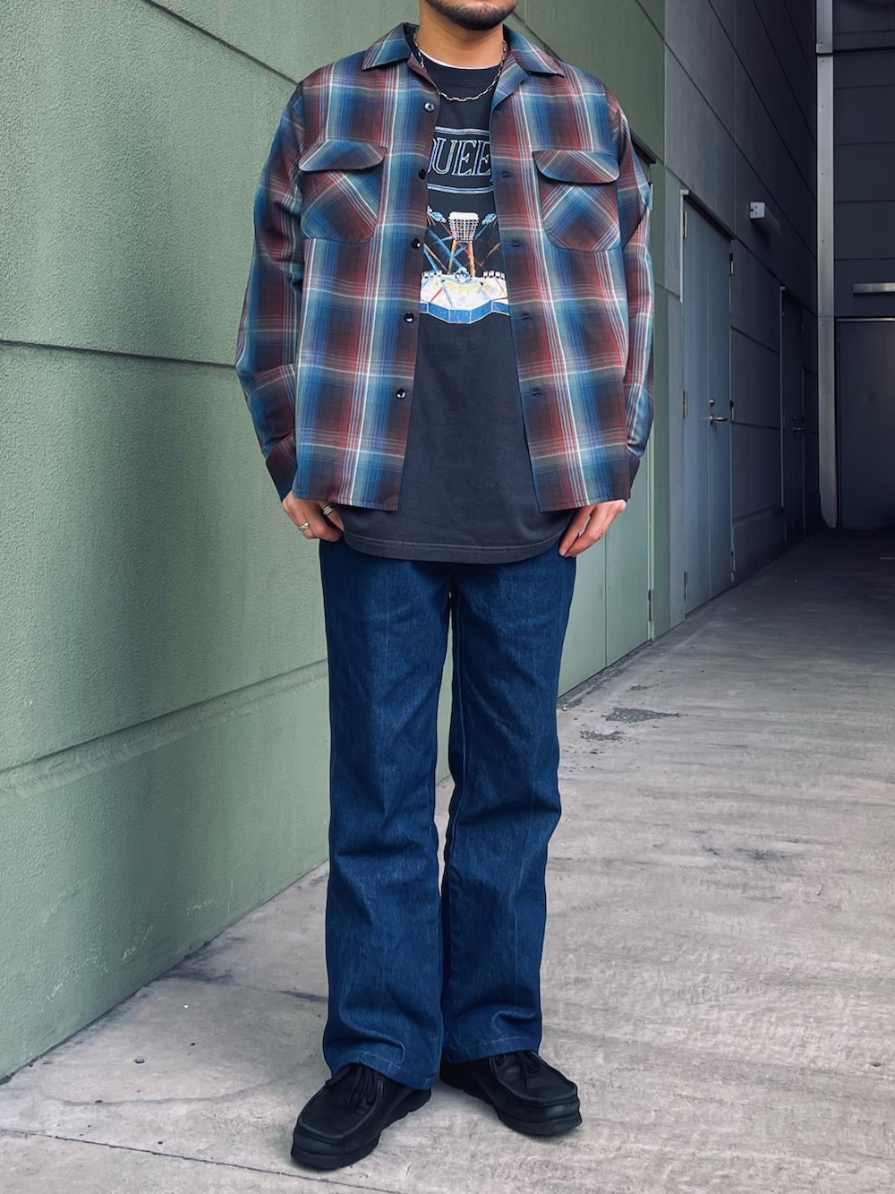 ブルー系のシャツ/ブラウス、ブラック系のTシャツ/カットソーを着用したメンズの春コーディネートの2枚目の写真