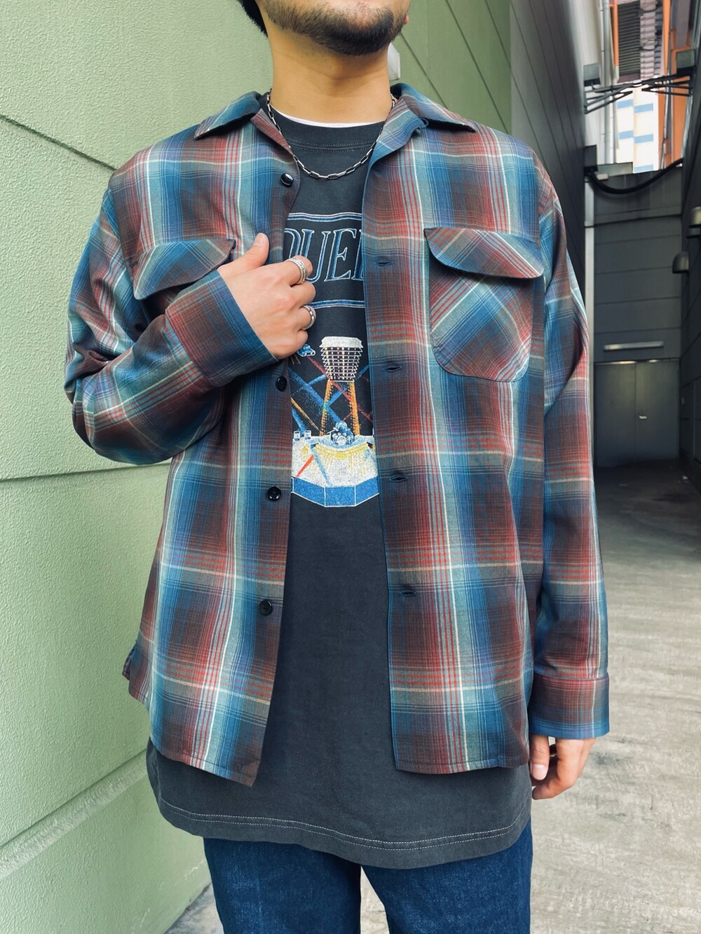 ブルー系のシャツ/ブラウス、ブラック系のTシャツ/カットソーを着用したメンズの春コーディネートの3枚目の写真