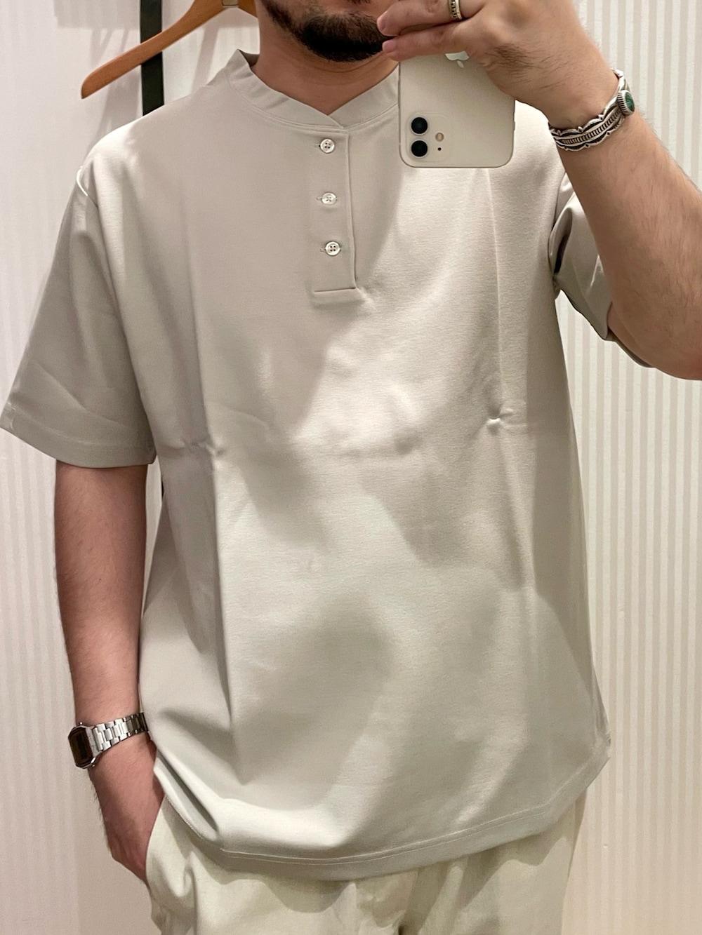 ホワイト系のTシャツ/カットソー、ホワイト系のその他パンツを着用したメンズの春コーディネートの2枚目の写真