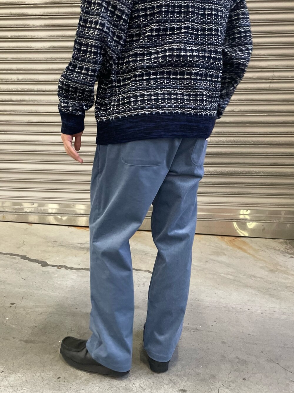 「ファッションを楽しもう、休日スタイル、大人コーデ、シンプル、冬コーデ、お洒落さんとつながりたい、オトナカジュアル、シンプルスタイル、コーデュロイ、ニツト、セーター、ワントーンコーデ」｜「GLOSTERの【GLOSTER/グロスター】POPツイードニット クルーネックプルオーバー（ニット/セーター、ブルー系）」を使った、shouen392さん（メンズ・166cm）の秋コーディネートの3枚目の写真