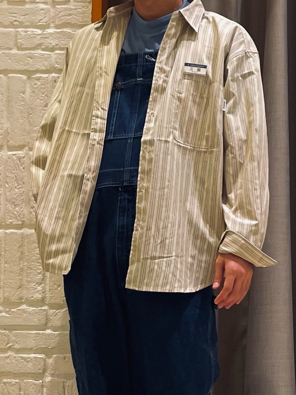 「休日スタイル、古着MIX、デニム、シャツスタイル、ストリート、シンプルスタイル、オトナカジュアル、お出かけコーデ、リラックススタイル、オーバーサイズ、デニムパンツ、秋コーデ、ストリートMIX、古着」｜「GLOSTERの【GLOSTER/グロスター】レギュラーカラー ストライプオーバーシャツ（シャツ/ブラウス、ベージュ系）」を使った、shouen392さん（メンズ・166cm）の秋コーディネートの2枚目の写真