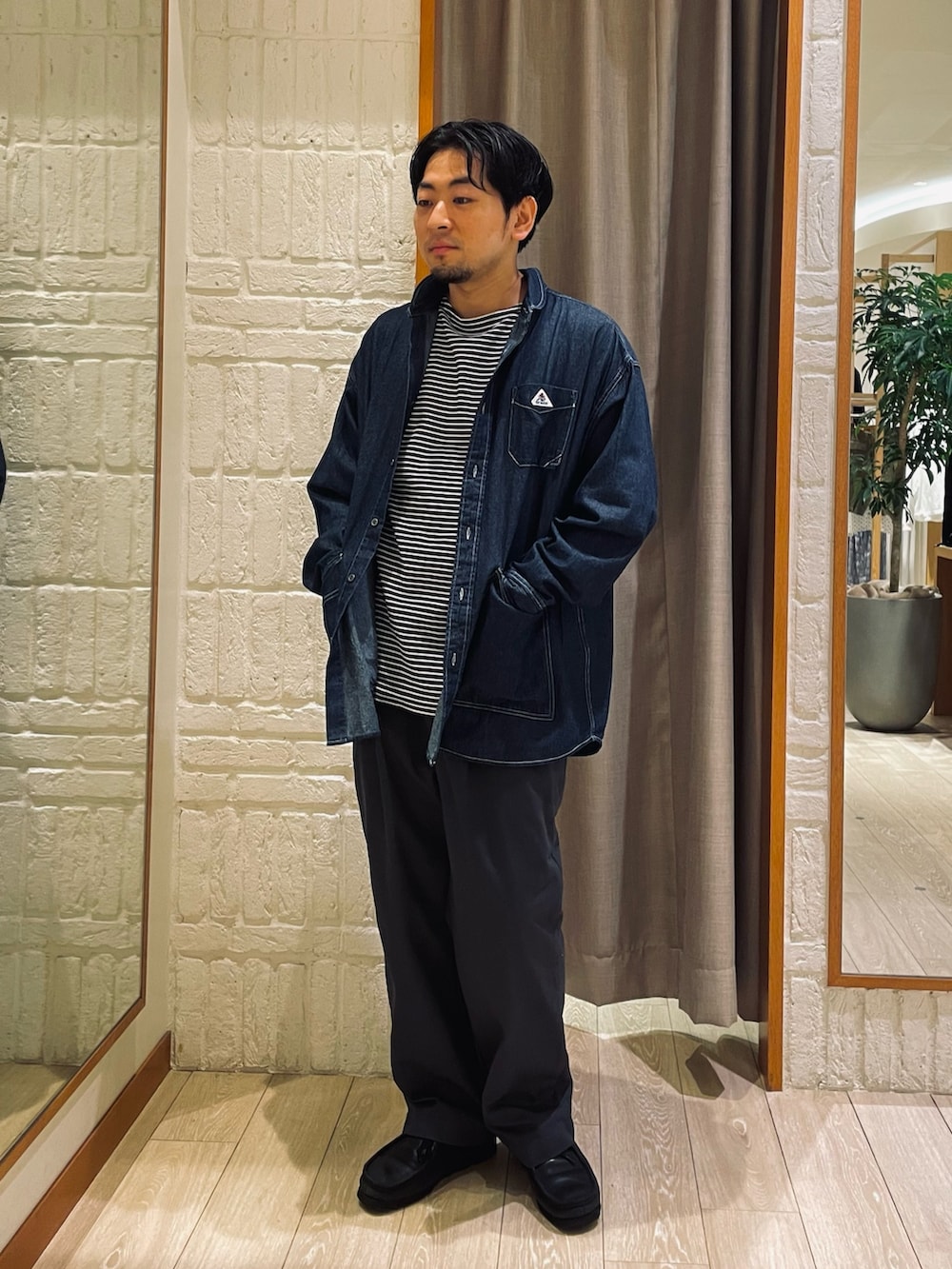「休日スタイル、古着MIX、デニム、ブーツ、シャツスタイル、デニムシャツ、ボーダー、アメカジ、ストリート、きれいめカジュアル、シンプルコーデ」｜「GEVACOの【GEVACO/ゲバコ】デニムショールカラーワークシャツ カバーオール（シャツ/ブラウス、ブルー系）」を使った、shouen392さん（メンズ・166cm）の秋コーディネートの2枚目の写真