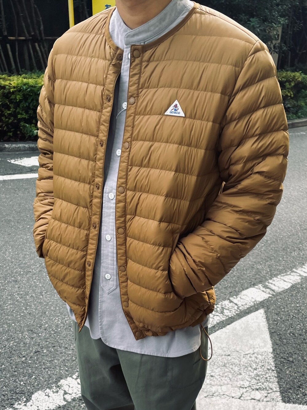 「淡色コーデ、秋コーデ、秋のコーデ、リラックススタイル、レイヤードスタイル、秋服、休日スタイル、アウトドアスタイル、カジュアル、低身長、ダウンジャケット、冬コーデ」｜「GEVACOの【GEVACO/ゲバコ】インナーダウンジャケット クルーネック ワンポイント（ダウンジャケット/コート、イエロー系）」を使った、shouen392さん（メンズ・166cm）の秋コーディネートの3枚目の写真