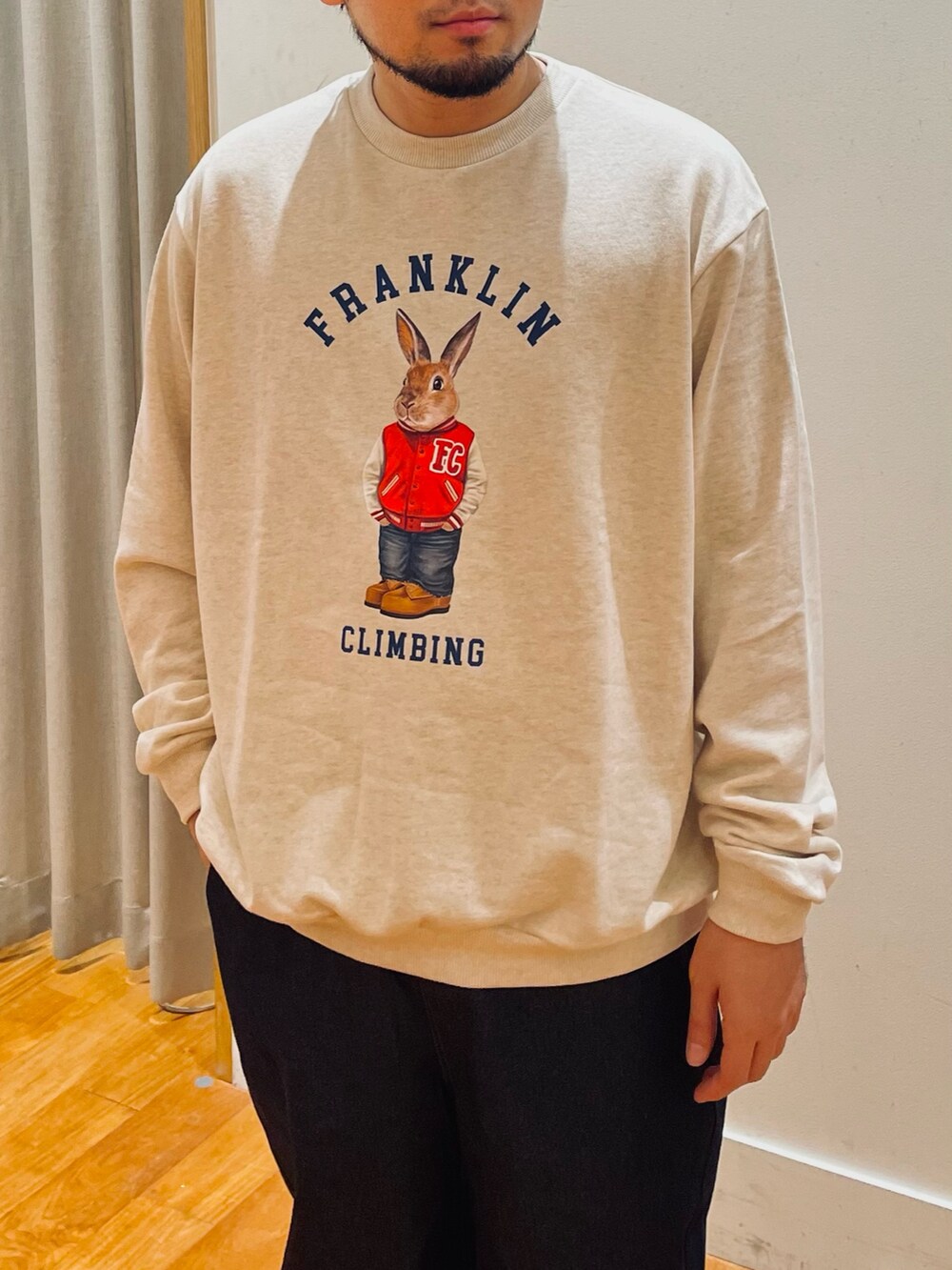 「アウトドアスタイル、秋コーデ、休日スタイル、シンプル、メンズファッション、ワイドパンツ、30代コーデ、スウェット、デニムパンツ、アメカジ、アメカジコーデ」｜「Franklin Climbingの【Franklin Climbing】うさぎスタジャン クルーネック プリントスウェット（スウェット、ホワイト系）」を使った、shouen392さん（メンズ・166cm）の秋コーディネートの3枚目の写真