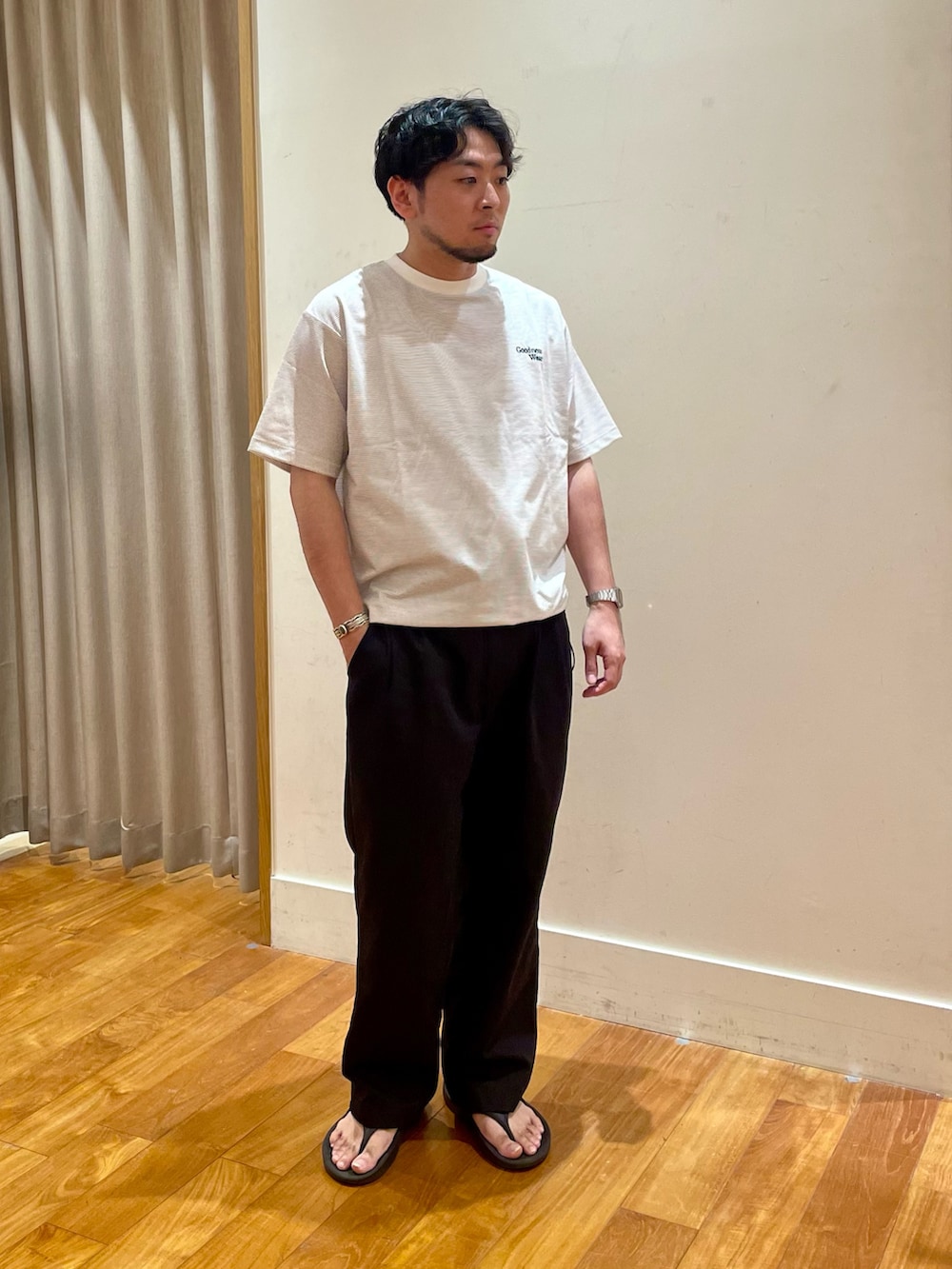 「白Tシャツ、シンプルコーデ、きれいめカジュアル、夏コーデ、サンダル、お出かけコーデ、モノトーン、ボーダー、大人カジュアル、夏ファッション、今日のコーデ、40代ファッション、ブラック、爽やかコーデ、きれいめ」｜「GLOSTERの”速乾性・ストレッチ性・抗ピリング性・耐洗濯性” PERFECTEX 天竺ラッシュTシャツ（Tシャツ/カットソー、ホワイト系）」を使った、shouen392さん（メンズ・166cm）の夏コーディネートの2枚目の写真