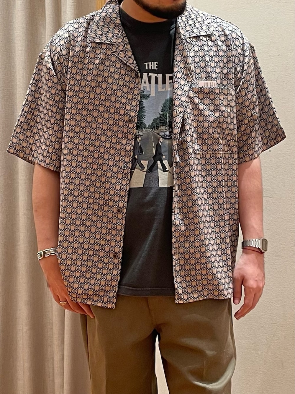 「柄シャツ、古着MIX、夏コーデ、サンダル、夏、メンズコーデ、古着男子、バンドT、Tシャツ、オープンカラーシャツ」｜「GLOSTERの【GLOSTER/グロスター】オールオーバーパターン シャツ 柄シャツ アロハシャツ オープンカラー（シャツ/ブラウス、ベージュ系）」を使った、shouen392さん（メンズ・166cm）の夏コーディネートの2枚目の写真