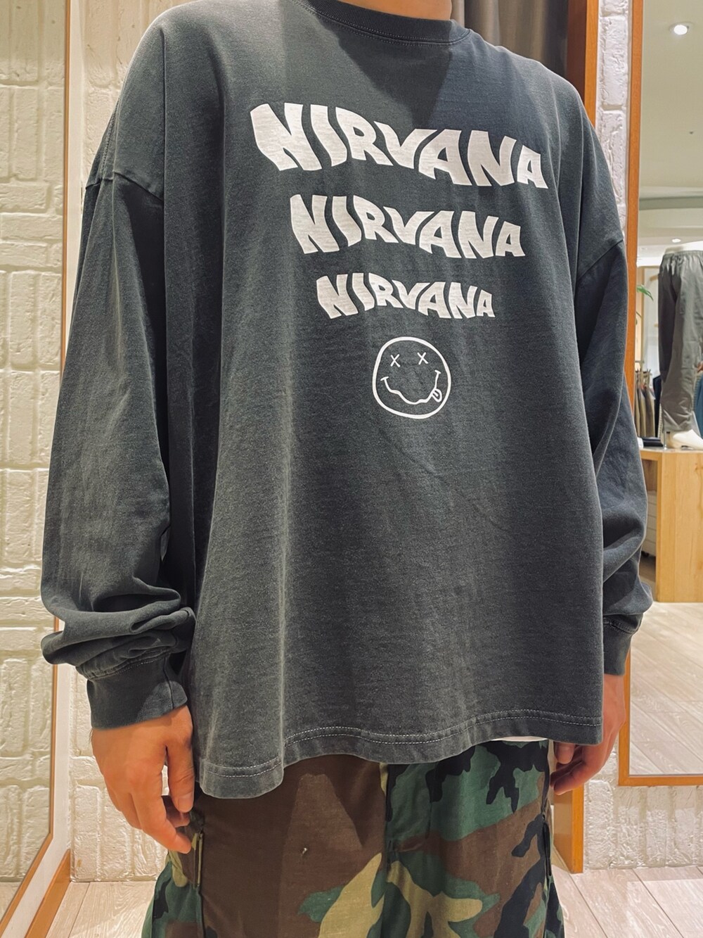 「休日スタイル、古着MIX、ロンT、スニーカー、シャツスタイル、ストリート、オーバーサイズ、ストリートコーデ、古着、カーゴパンツ、バンドT、アディダス」｜「GOOD ROCK SPEEDの【GOOD ROCK SPEED/グッドロックスピード】 別注NIRVANA ロンT ワイドフィット（Tシャツ/カットソー、ブラック系）」を使った、shouen392さん（メンズ・166cm）の秋コーディネートの2枚目の写真