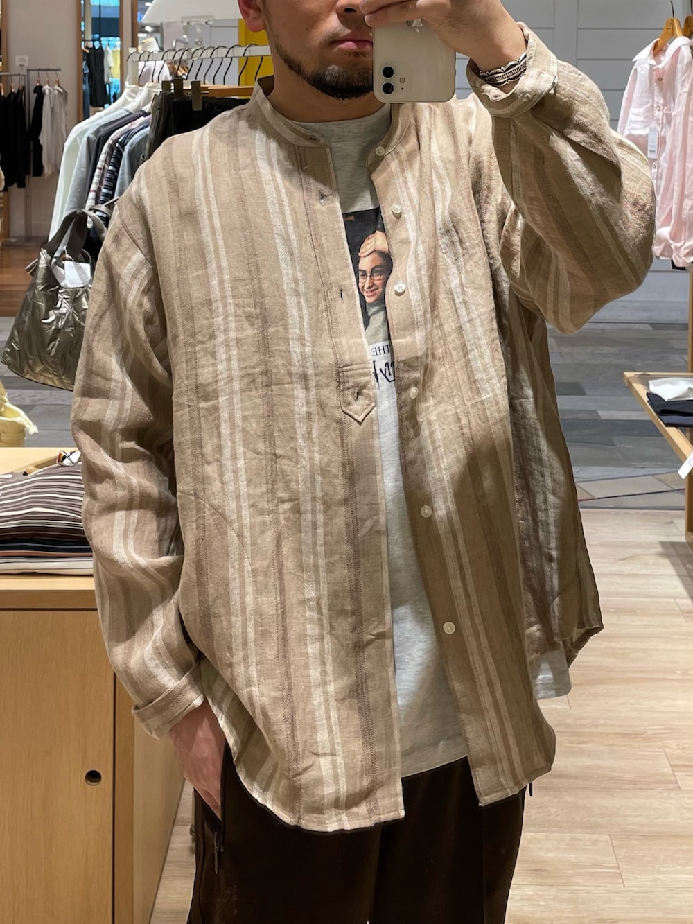 ベージュ系のシャツ/ブラウス、グレー系のTシャツ/カットソーを着用したメンズの春コーディネートの2枚目の写真