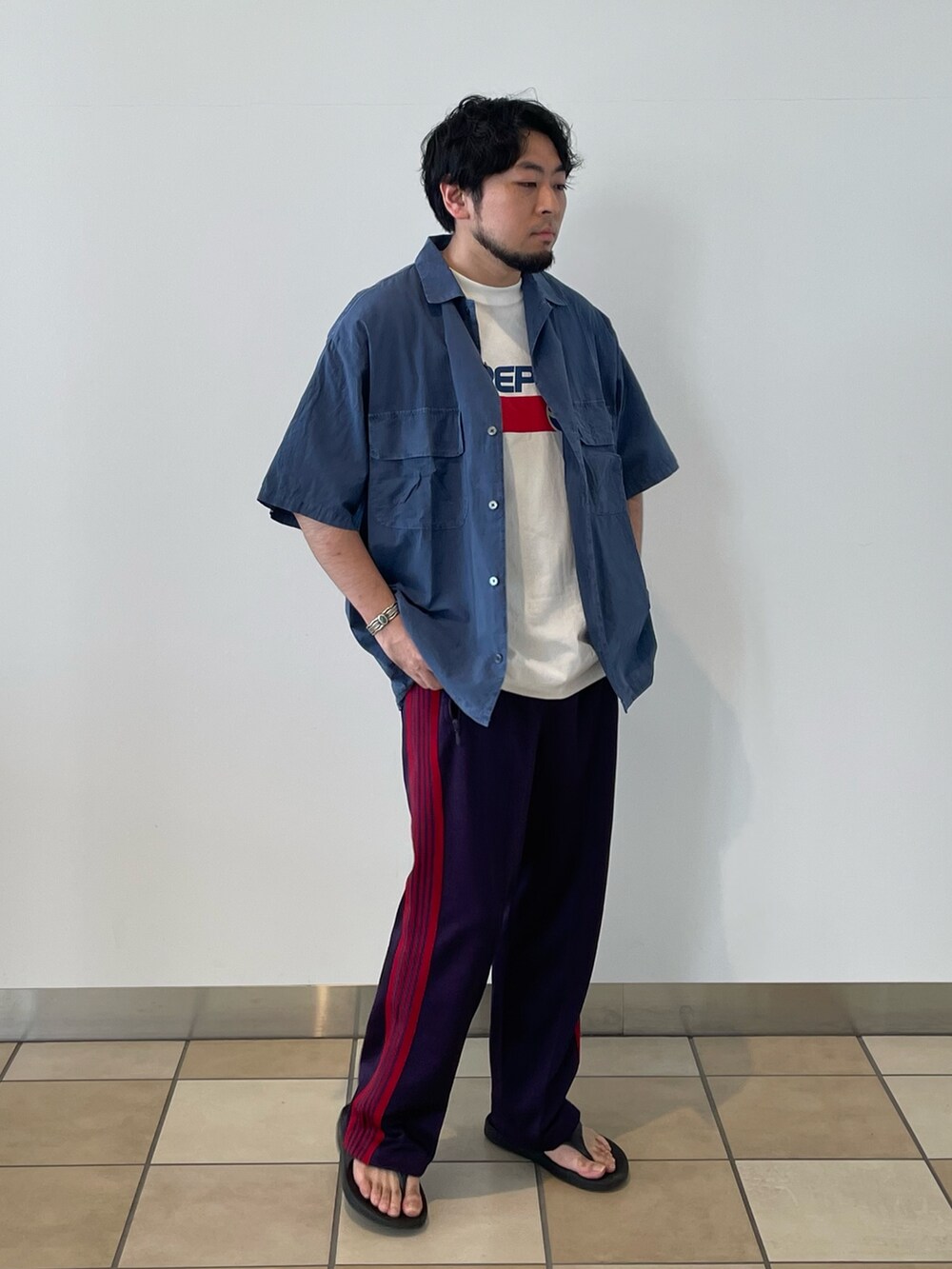 「サンダル、半袖シャツ、半袖シャツコーデ、ウーフォス、古着MIX、プリントT、お出かけコーデ、ラフコーデ、リラックススタイル」｜「GLOSTERの【GLOSTER/グロスター】コットンピグメントショーツスリーブシャツ オーバーシャツ（シャツ/ブラウス、ブルー系）」を使った、shouen392さん（メンズ・166cm）の夏コーディネートの3枚目の写真