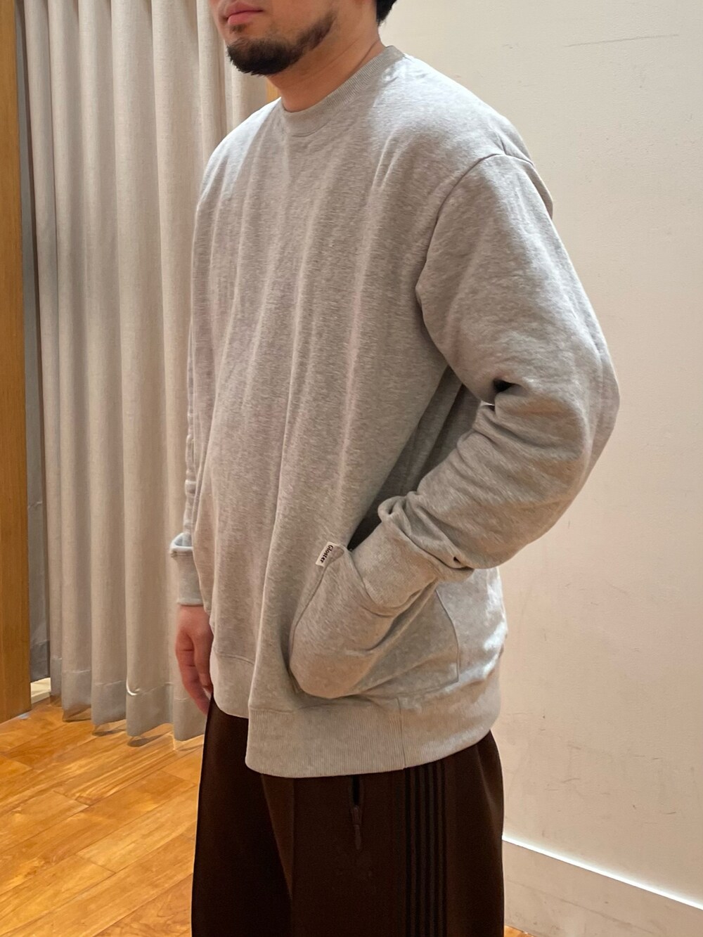「スウェット、休日スタイル、オーバーサイズ、スポーツミックス、ラフコーデ、ゆるコーデ、シンプルコーデ」｜「GLOSTERの【GLOSTER/グロスター】バックステッチ 裏起毛 サイドポケット クルーネックスウェット（スウェット、グレー系）」を使った、shouen392さん（メンズ・166cm）の冬コーディネートの3枚目の写真