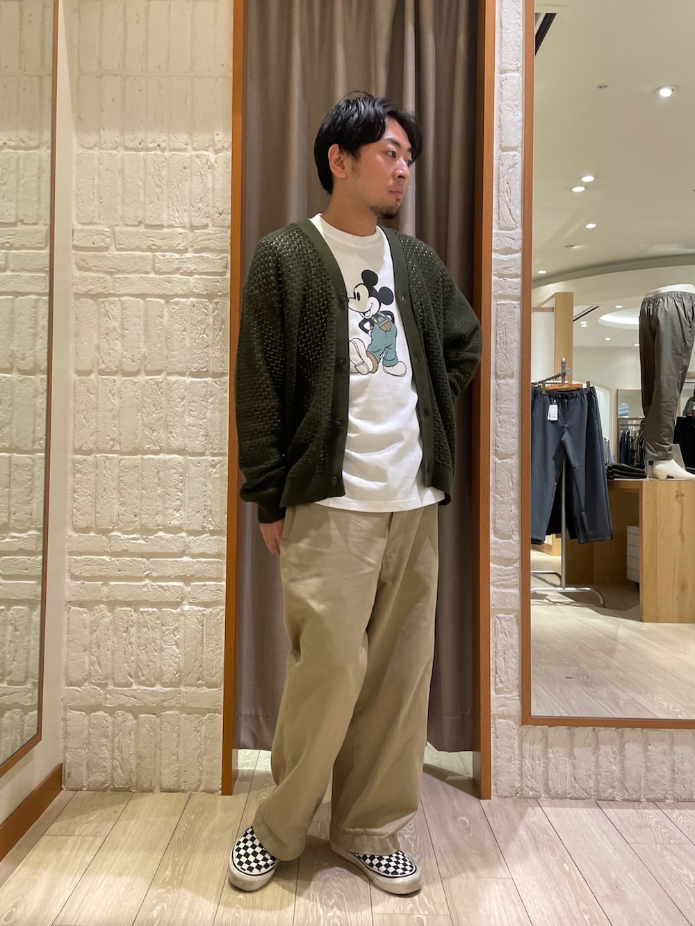 「ストリート、秋服、メンズコーデ、休日コーデ、初秋コーデ、オトナカジュアル、おでかけコーデ、低身長コーデ、カーディガン、カーディガンコーデ、チノパン、バンスクリップ、ミッキー、ディズニーコーデ」｜「GLOSTERの【ユニセックス】クロシェ編みカーディガン 透かし編みニット メッシュカーデ（カーディガン/ボレロ、グリーン系）」を使った、shouen392さん（メンズ・166cm）の秋コーディネートの2枚目の写真