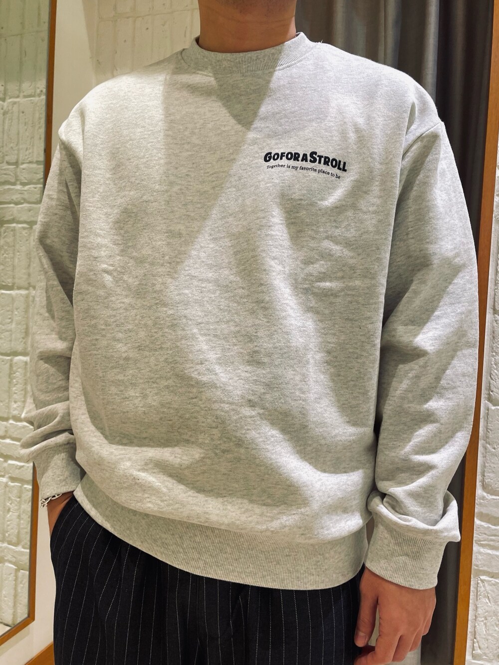 「シンプルコーデ、スウェット、服好きな人と繋がりたい、ワイドパンツ、トレーナー、モノトーン、ストリート、おでかけコーデ、大人コーデ、大人カジュアル、古着コーデ」｜「GLOSTERの【GLOSTER/グロスター】Dogプリント クルーネックスウェット 裏毛 バックプリント（スウェット、ベージュ系）」を使った、shouen392さん（メンズ・166cm）の冬コーディネートの3枚目の写真