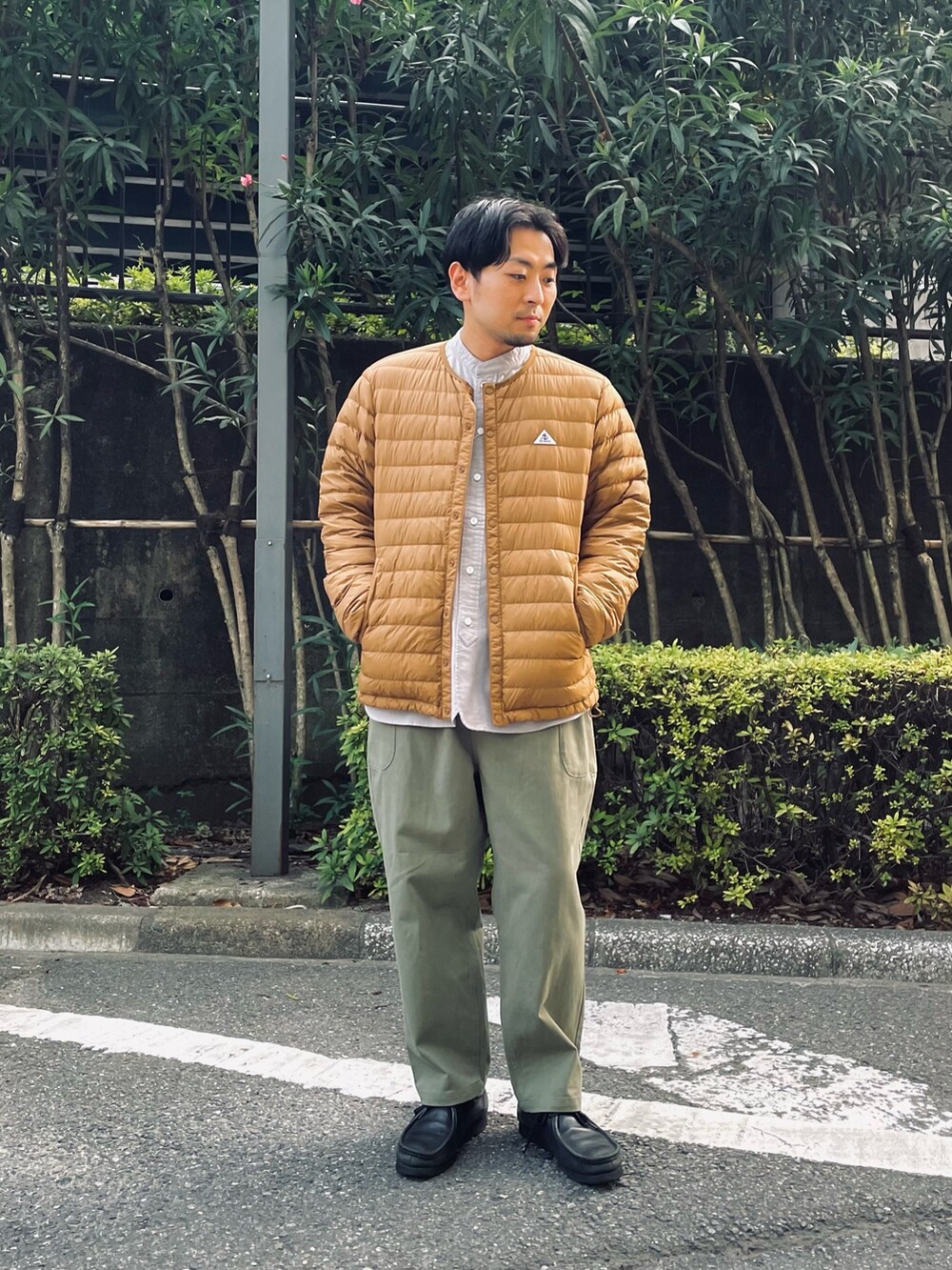 「淡色コーデ、秋コーデ、秋のコーデ、リラックススタイル、レイヤードスタイル、秋服、休日スタイル、アウトドアスタイル、カジュアル、低身長、ダウンジャケット、冬コーデ」｜「GEVACOの【GEVACO/ゲバコ】インナーダウンジャケット クルーネック ワンポイント（ダウンジャケット/コート、イエロー系）」を使った、shouen392さん（メンズ・166cm）の秋コーディネートの2枚目の写真