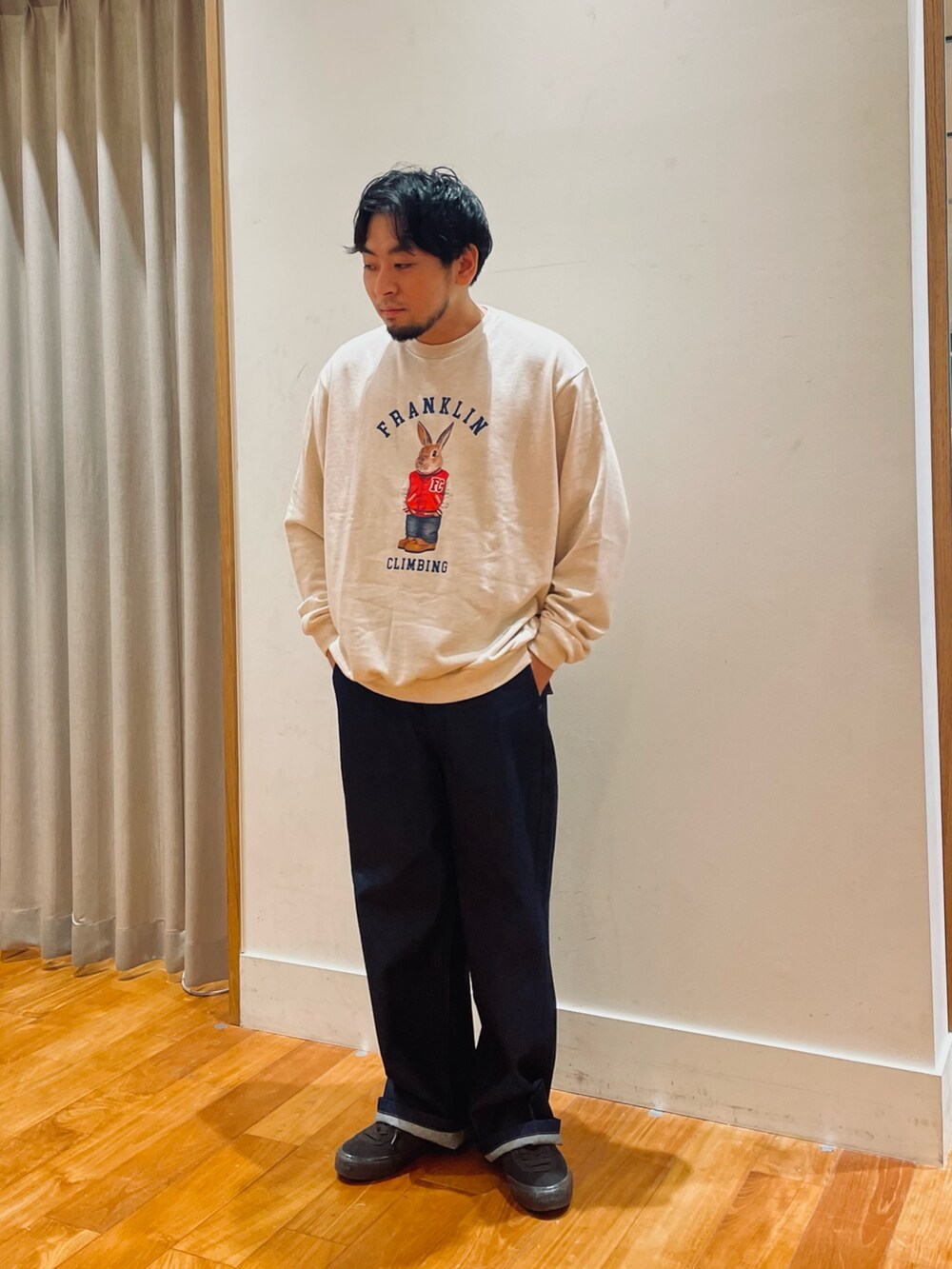 「アウトドアスタイル、秋コーデ、休日スタイル、シンプル、メンズファッション、ワイドパンツ、30代コーデ、スウェット、デニムパンツ、アメカジ、アメカジコーデ」｜「Franklin Climbingの【Franklin Climbing】うさぎスタジャン クルーネック プリントスウェット（スウェット、ホワイト系）」を使った、shouen392さん（メンズ・166cm）の秋コーディネートの2枚目の写真
